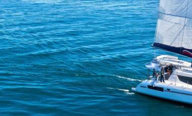 De Moorings 4500L onder zeil